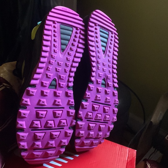 A pair of New Balance trail running sneakers, size 7 1/2 - Picture 4 of 5